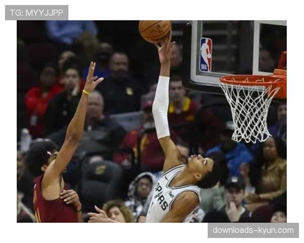 现场花絮：马刺队文班亚马场边与教练组紧急沟通防守站位细节